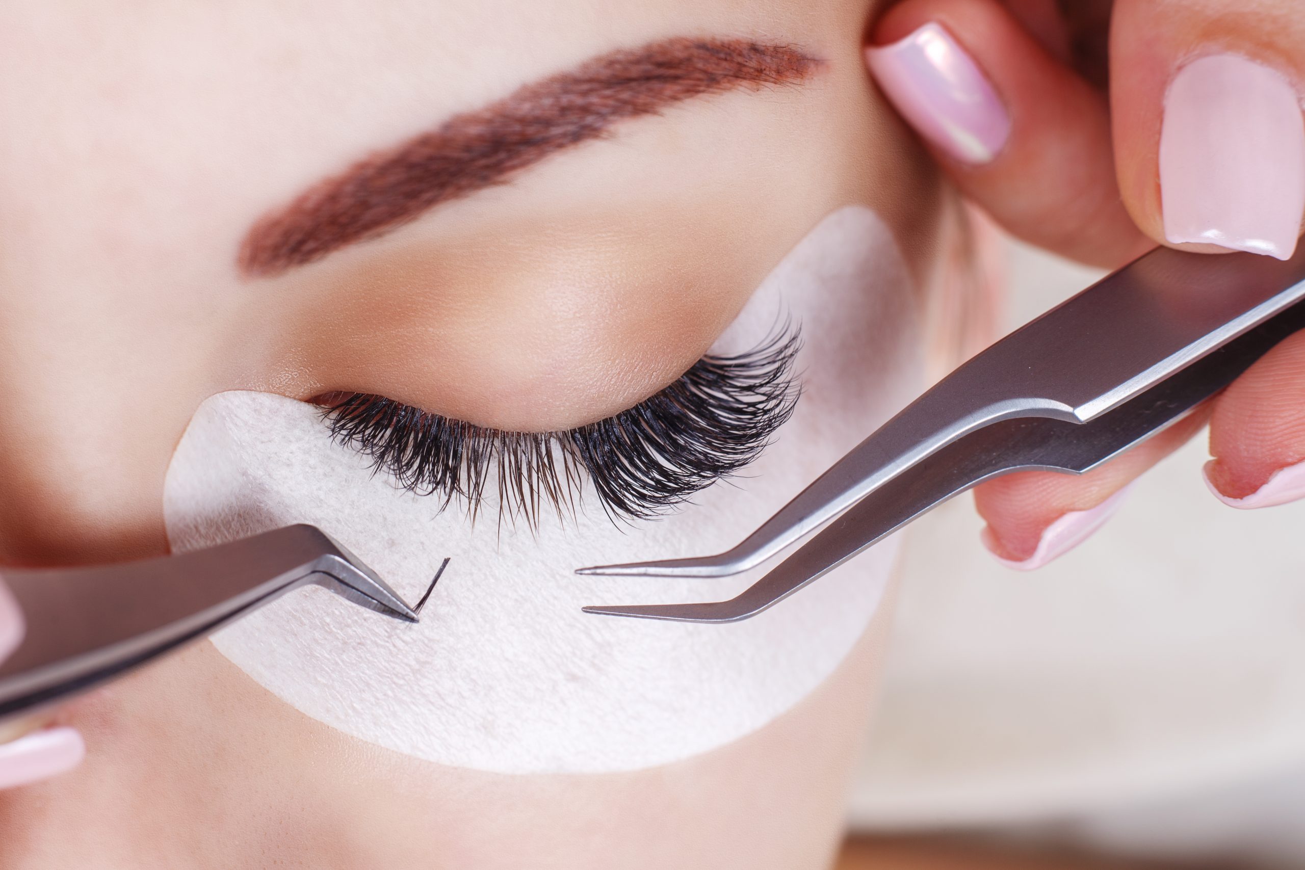 woman getting eyelash extensions